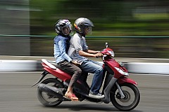 France: Sa femme chute de sa moto, le mari ne s'arrête pas France: Sa femme chute de sa moto, le mari ne s'arrête pas